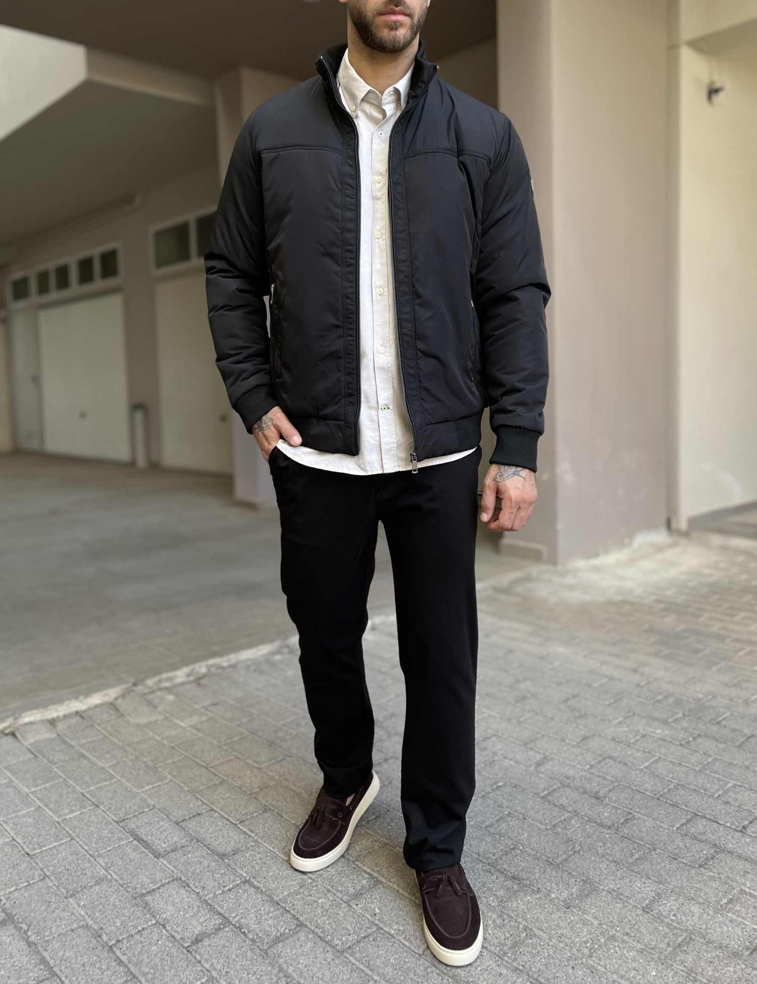 Ανδρικό μαύρο μπουφάν με γιακά και λάστιχο HM264044M φωτογραφία